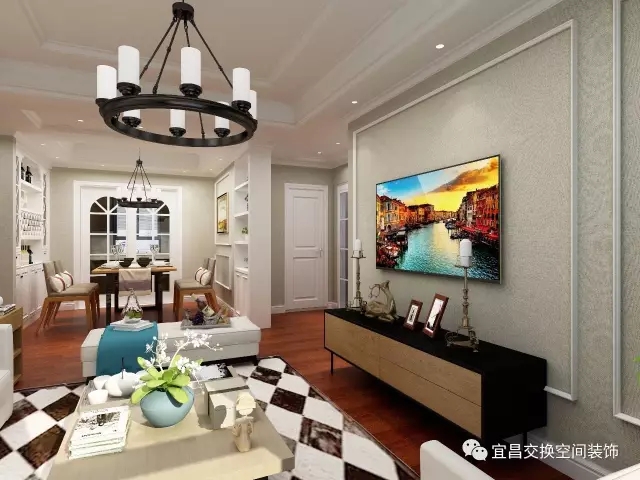  客廳硬裝沒有過于復雜，電視背景僅僅以線條框出一個造型，但暗紋的設計，展現了美式的精致。簡單的電視柜搭配矮矮的茶幾，突出簡約的態度。