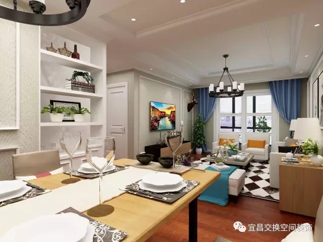 黑白格的地毯為客廳做了很好的區域劃分，陽臺與客廳的透明玻璃門設計讓室內光線通透，微微合攏的窗簾，見證著精致而蒼老的光陰，桌椅沉穩端正，承載起生活的美好。