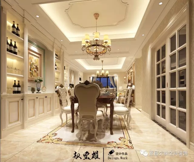 歐式餐座椅組合，高檔的酒柜設計，在吊柜下燈的照耀下更顯高貴，地面采用全瓷瓷磚，天然的紋理和自然的色彩，使餐廳的檔次毫無保留地體現出來。