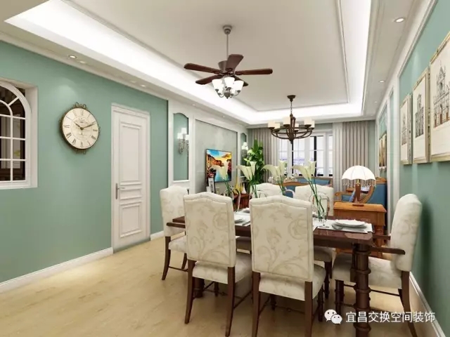 餐廳設計，原木餐桌搭配白色暗紋軟包餐椅，體現美式的精致，沒有繁復的空間布局，顯得非常現代且實用，無論是客廳的吊燈，還是腳下的地板，都沒有瑣碎多余的設計，簡約柔和，讓人感覺溫暖且舒適。
