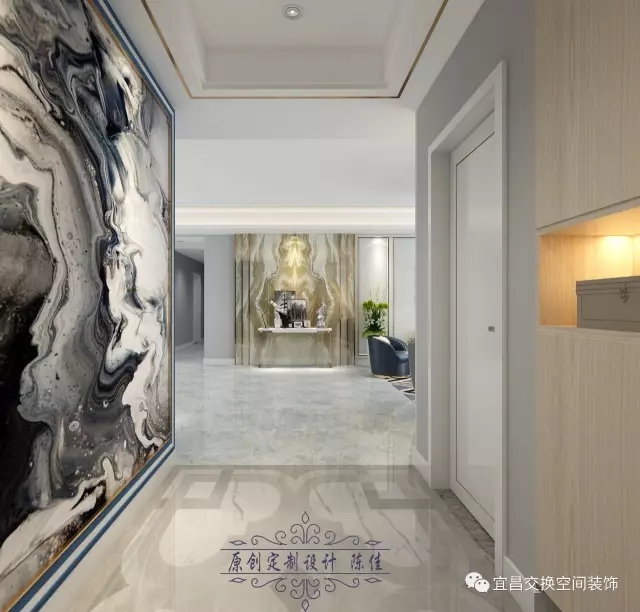 玄關設計，寬敞大氣之感迎面而來，左邊藝術，抽象畫裝飾了整面墻壁；右邊生活，收納柜的設計實用而整潔。