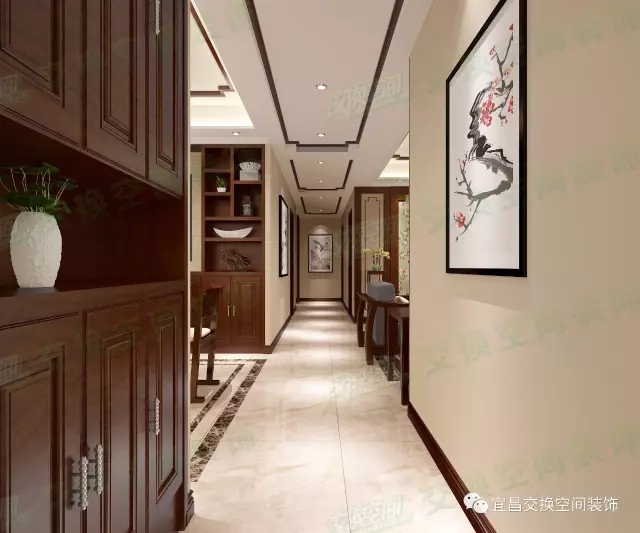 進門看見玄關處的擺設，就可以看出房間是中式裝修風格，精美的古樸木質玄關柜，古色古香的裝飾畫，令人印象深刻。