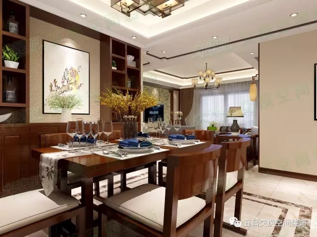 客餐廳的格調統一和諧，原木餐桌椅、餐邊柜的搭配，在燈光的襯托下，顯得空間很有檔次。餐邊柜也擺放了綠植，顯得很清新，營造了一個舒適優雅的用餐氛圍。