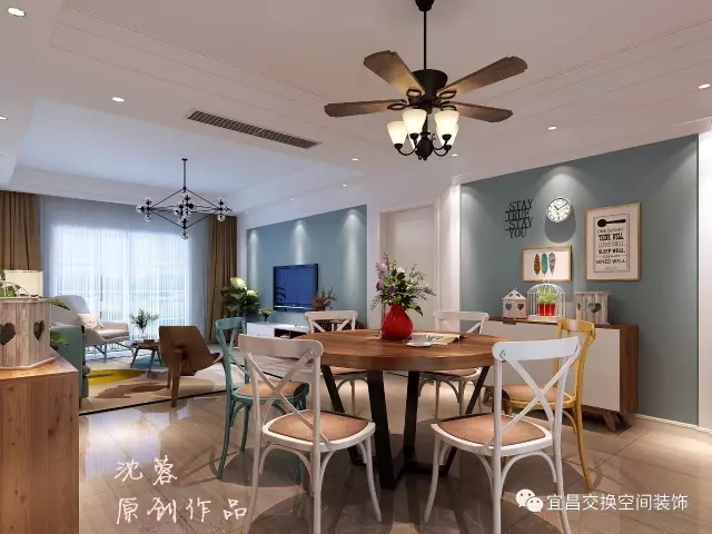 除了舒服的配色，軟裝看點也不少：餐邊柜兼顧展臺，美觀實用；白色小圓鐘+掛畫裝飾背景墻……在和業主溝通時，設計師說：“裝修設計階段要想好，多了解自己的需求，不要著急，這樣才能裝出不后悔的家。”