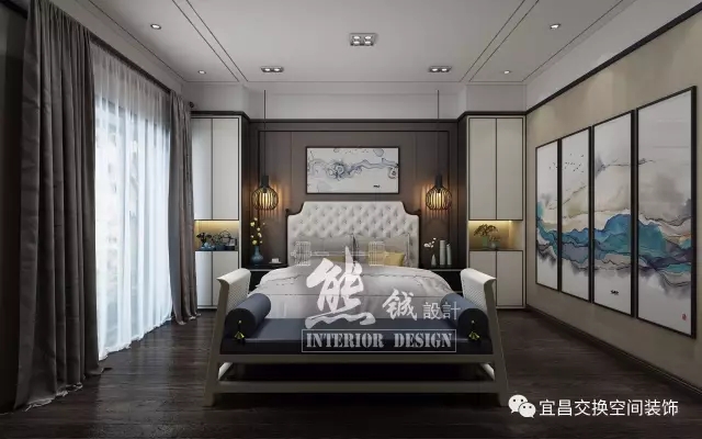 新中式風(fēng)格的臥室設(shè)計(jì)，不拘泥于傳統(tǒng)的中式元素，而是在繼承古典的基礎(chǔ)上融入現(xiàn)代的特色，例如吊燈設(shè)計(jì)，將兩者有機(jī)地統(tǒng)一起來，表達(dá)出現(xiàn)代人對于新的精神境界的追求。